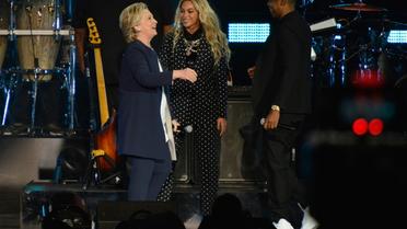 Jay Z et Beyonce accueillent Hillary Clinton sur scène lors d'un concert de soutien à Cleveland, Ohio, le 4 novembre 2016 [Duane Prokop / GETTY IMAGES NORTH AMERICA/AFP]