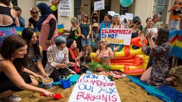 Afin de protester contre l'interdiction du port du burkini dans certaines communes de l'Hexagone, des manifestants ont improvisé jeudi une fête façon plage, devant l'ambassade française à Londres. 