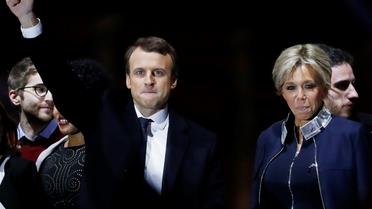 Emmanuel Macron avec son épouse Brigitte le soir de sa victoire à l'élection présidentielle, le 7 mai 2017 au Louvre à Paris [Patrick KOVARIK / AFP/Archives]