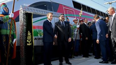 Le président français Emmanuel Macron (G) et le roi du Maroc Mohammed VI (D) inaugurent le premier train à grande vitesse du royaume, le 15 novembre 2018 à Rabat [CHRISTOPHE ARCHAMBAULT  / POOL/AFP]