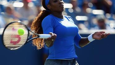 L'Américaine Serena Williams, N.1 mondiale, frappe un coup droit face à la Bélarusse Victoria Azarenka, en finale du tournoi de Cincinnati (Ohio) le 18 août 2013 [Ronald Martinez / /AFP]