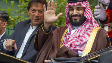 Une image fournie par le palais royal saoudien, le 18 février 2019, montre le Premier ministre pakistanais Imran Khan et le prince héritier saoudien Mohammed Ben Salman dans une calèche, lors d'une cérémonie de bienvenue à Islamabad.
