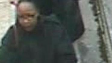 Image tirée d'une caméra de vidéo-surveillance, fournie par la police judiciaire le 22 novembre 2013, montrant la mère de la fillette retrouvée morte à Berck-sur-Mer [ / Police judiciaire/AFP/Archives]