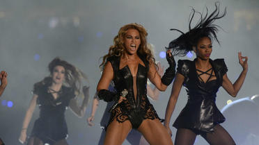 Beyoncé chante à la mi-etmps du Super Bowl entre Baltimore et San Francisco, le 3 février 2013 à La Nouvelle-Orléans