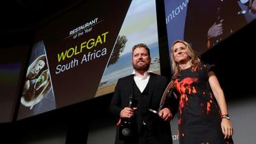 Le chef sud-africain Kobus Van der Merwe dont le restaurant Wolfgat a été désigné meilleur restaurant de l'année par le nouveau classement World Restaurant Awards à Paris, le 18 février 2019 [Thomas SAMSON / AFP]