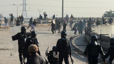 Heurts entre manifestants islamistes et les forces de l'ordre pakistanaise, le 25 novembre 2017 à Islamabad [AAMIR QURESHI / AFP]