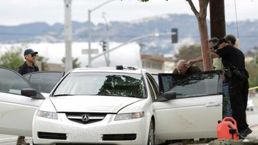 Des policiers inspectent un véhicule qui pourrait appartenir à un homme arrêté transportant un arsenal d'armes et d'explosifs, à Santa Monica, le 12 juin 2016  [Jason Redmond / AFP]