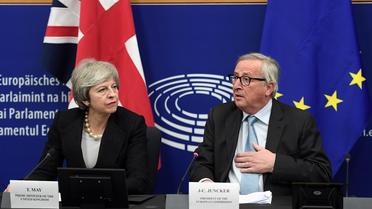 Theresa May et Jean-Claude Juncker lors d'une conférence de presse à Strasbourg, le 11 mars dernier. 