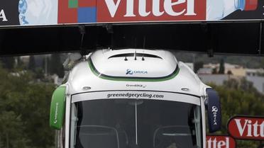 Le bus de l'équipe Orica bloqué sur la ligne d'arrivée de la 1ère étape du Tour de France à Bastia le 29 juin 2013