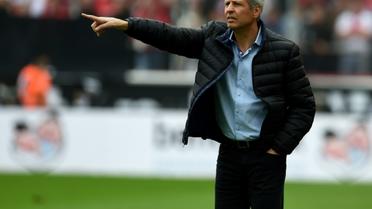 L'entraîneur Lucien Favre, alors à la tête de Mönchengladbach, lors d'un match, le 19 septembre 2015 à Cologne [PATRIK STOLLARZ / AFP/Archives]