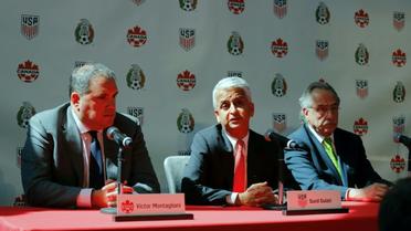 Le président de la Fédération canadienne de football Victor Montagliani, celui de celle des Etats-Unis Sunil Gulati et celui de celle du Mexique Decio de Maria lors d'une conférence de presse le 10 avril 2017 à New York [KENA BETANCUR / AFP]