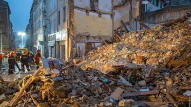 Les pompiers et leurs chiens à la recherche de survivants dans les décombres des immeubles effondrés de Marseille dans la nuit du 5 au 6 novembre 2018 [Loic AEDO, HO / BMPM/SM Aedo/AFP]