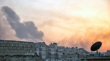 Une épaisse fumée s'échappe du quartier de Dahiyet al-Assad, à Alep, après une attaque de rebelles sur des forces du régime syrien, le 29 octobre 2016 [KARAM AL-MASRI / AFP]