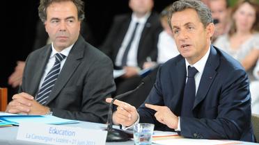 Luc Chatel (g), alors ministre de l'Education, avec Nicolas Sarkozy, le 21 juin 2011 à La Canourgue dans le sud de la France [Pascal Guyot / AFP/Archives]
