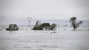 Des pylônes émergent d'une zone inondée aux abords de Beira, au Mozambique, le 19 mars 2019, après le passage du cyclone Idai [ADRIEN BARBIER / AFP]