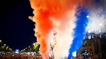 Une foule de supporters français fêtent la victoire de la France face à l'Allemagne en demi-finales de l'Euro sur l'avenue des Champs Elysées, le 7 juillet 2016  [GEOFFROY VAN DER HASSELT / AFP]