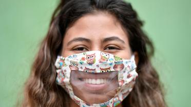 Une femme porte un masque transparent confectionné par des couturières d'une favela de Belo Horizonte, au Brésil, le 15 mai 2020 [DOUGLAS MAGNO / AFP/Archives]