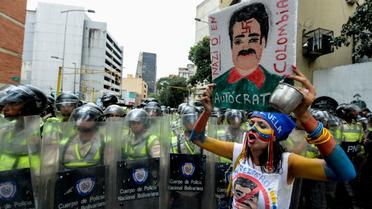 Des policiers bloquent des militants de l'opposition lors d'une marche à Caracas, le 16 septembre 2016 au Venezuela [FEDERICO PARRA / AFP/Archives]