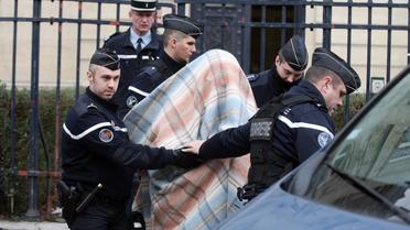Des gendarmes escortent le 18 Janvier 2013 à Amiens un homme mis en examen dans le cadre de l'enquête sur le meurtre d'Elodie Kulik [Philippe Huguen / AFP/Archives]