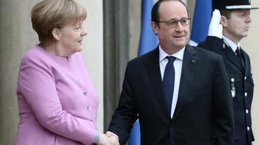 Le président français Francois Hollande accueille la chancelière allemande Angela Merkel à son arrivée au palais de l'Elysée, à Paris, le  4 mars 2016 [STEPHANE DE SAKUTIN / AFP]
