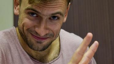 Piotr Verzilov, membre des Pussy Riot hospitalisé en Allemagne, lors d'une audience judiciaire à Moscou le 23 juillet 2018, après 15 jours de détention suite à une intrusion sur le terrain durant la finale de la Coupe du Monde de football [Vasily MAXIMOV  / AFP/Archives]