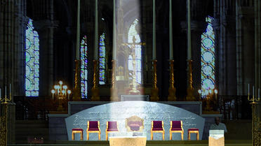 Le futur autel sera réalisé en verre et en pierre.
