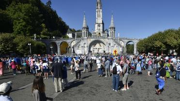 Des fidèles catholiques se rassemblent au sanctuaire de Notre-Dame de Lourdes (sud-ouest), à Lourdes le 13 août 2016 [PASCAL PAVANI / AFP]