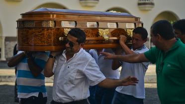 Les proches d'une victime d'une victime du tremblement portent son cercueil le 17 avril 2016 à Manta en Equateur  [LUIS ACOSTA / AFP]