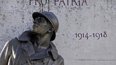 Photo d'une statue de bronze représentant un soldat de la première guerre mondiale, prise le 5 novembre 2009 devant le monument au morts de Jonzac (sud-ouest) [Jean-Pierre Muller / AFP/Archives]