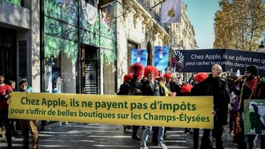 Des militants d'Attac dénoncent les stratégies d'évitement de l'impôt par les multinationales, le 18 novembre 2017 sur les Champs-Elysées à Paris [STEPHANE DE SAKUTIN / AFP/Archives]