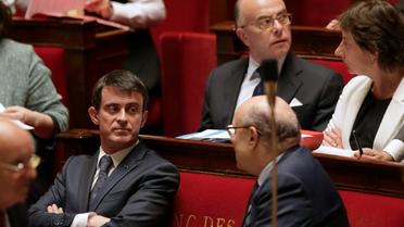 Le Premier ministre Manuel Valls et le ministre de l'Intérieur Bernard lors des questions au gouvernement le 14 juin 2016 à l'Assemblée nationale à Paris [THOMAS SAMSON / AFP]