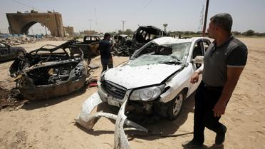 Des véhicules détruits lors d'un attentat suicide le 13 juillet 2016 à Bagdad [AHMAD AL-RUBAYE / AFP/Archives]