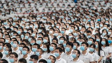 Des étudiants de première année portant des masques contre le coronavirus lors d'une cérémonie à l'université de Wuhan le 26 septembre 2020 [STR / AFP]