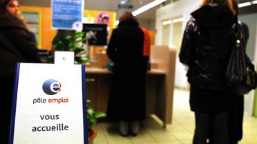 File d'attente dans une agence de Pôle emploi le 27 décembre 2011 à Reims [Francois Nascimbeni / AFP/Archives]