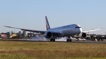 Le Boeing 787 Dreamliner de Qantas qui a décollé vendredi de New York atterrit dimanche à Sydney après un vol de plus de 19 heures, le 20 octobre 2019 [DAVID GRAY / QANTAS/AFP]