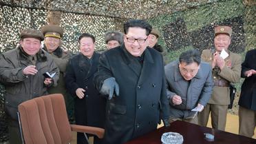 Photo non datée publiée le 4 mars 2016 par l'agence officielle nord-coréenne KCNA montrant le dirigeant nord-coréen Kim Jong-Un (c) lors d'une inspection militaire [KCNA / KCNA/AFP/Archives]