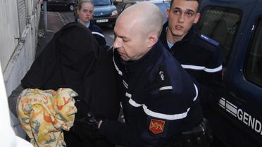Arrivée le 28 décembre 2013 au palais de justice de Mont-de-Marsan d'une femme qui aurait noyé son nouveau-né