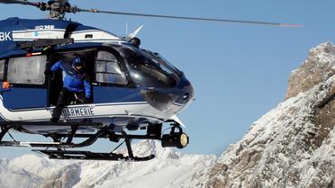 Des gendarmes s'entraînent à atterir sur le Glacier des sources, dans l'Isère, dans le cadre d'un exercice, le 13 février 2009 [Jean-Pierre Clatot / AFP/Archives]