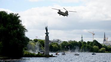 Un hélicoptère militaire de l'armée américaine durant un exercice avec la police fédérale allemande le 4 juillet 2017 à Hambourg, en Allemagne [Daniel Reinhardt / dpa/AFP]