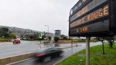 Panneau signalant la vigilance rouge météo à Nice, le 1er décembre 2019 [Yann COATSALIOU / AFP]