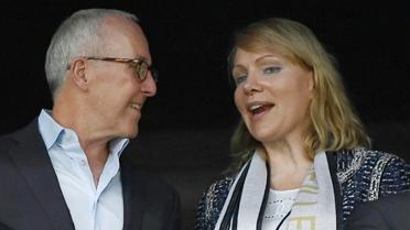 Le futur propriétaire de l'Olympique de Marseille Frank McCourt et  l'actuelle propriétaire Margarita Louis-Dreyfus, le 18 septembre 2016 au Vélodrome [BORIS HORVAT / AFP]