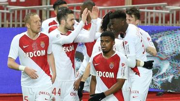 Le milieu espagnol de Monaco Cesc Fabregas (c) fêté par ses coéquipiers après son but contre Toulouse, le 2 février 2019 au stade Louis-II   [VALERY HACHE / AFP]