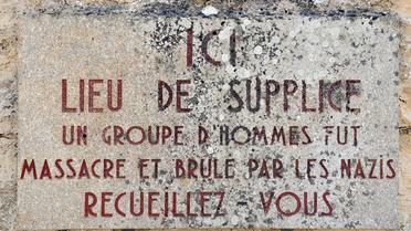Une plaque commémorative rappelant le massacre qui s'est déroulé à Oradour-sur-Glane, il y 70 ans [Thierry Zoccolan / AFP/Archives]