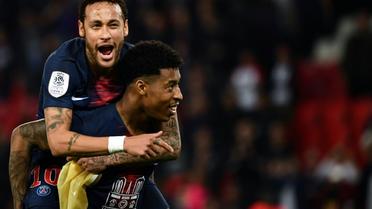 La joie de l'attaquant du PSG Neymar juché sur les épaules du défenseur Presnel Kimpembé après la victoire contre Monaco au Parc des Princes, le 21 avril 2019 [Anne-Christine POUJOULAT / AFP]