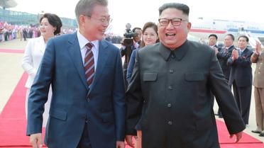 Moon Jae-in et Kim Jong Un à l'aéroport de Pyongyang en Corée du Nord, le 18 septembre 2018 [KCNA VIA KNS / KCNA VIA KNS/AFP/Archives]