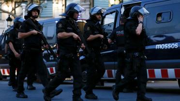 Des policiers espagnols en armes à Barcelone après l'attaque sur les Ramblas, le 17 août 2017 [PAU BARRENA / AFP]