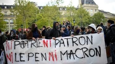 Des jeunes manifestent pour protester contre l'affiche du second tour de la présidentielle, le 27 avril 2017 à Paris [Lionel BONAVENTURE / AFP]