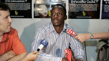 Frédéric Tieboyou, un Français d'origine ivoirienne, le 02 août 2005 dans les locaux de SOS Racisme à Paris, après s'être vu refuser un logement par l'organisme HLM Logirep au motif qu'il y avait "trop de Noirs" dans l'immeuble. [Bertrand Guay / AFP/Archives]