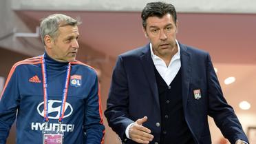 L'entraîneur de Lyon Hubert Fournier (d) et son adjoint Bruno Genesio, le 26 septembre 2015 à Bordeaux [NICOLAS TUCAT / AFP/Archives]