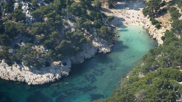 Photo aérienne de la calanque de Port-Pin, dans le Parc national des calanques, à Marseille.